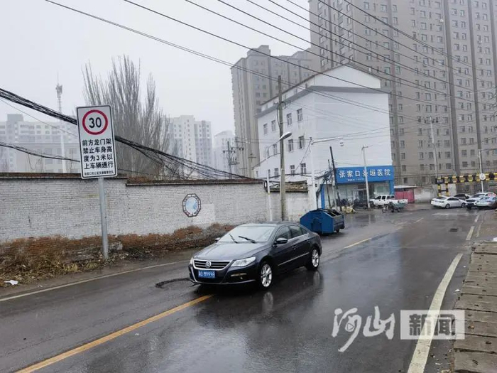 新闻110路口限高杆能否更友好