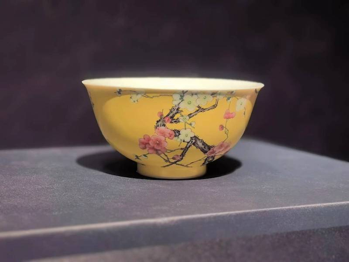 清 黄地珐琅彩诗句梅花纹碗 欧洲进口的铜胎画珐琅料影响了中国瓷器