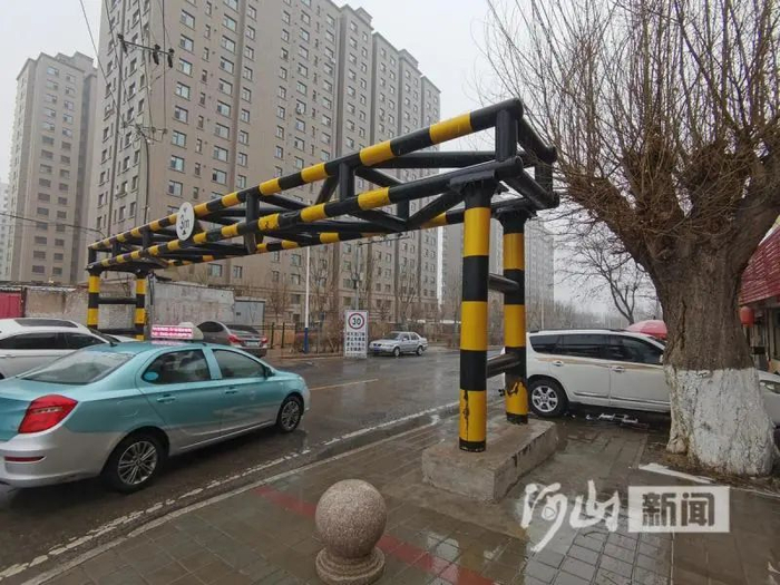 新闻110路口限高杆能否更友好