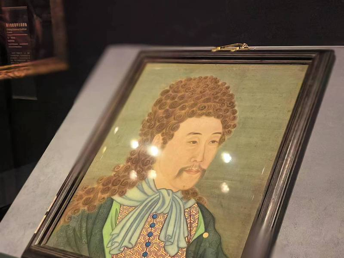 雍正帝洋装像屏