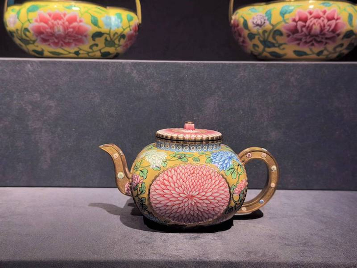 乾隆款画珐琅菊花纹壶