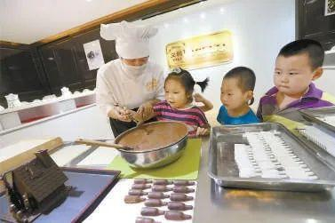 北冰洋的DIY活动传承已久，这是2013年，在义利、北冰洋联手打造的产品体验中心，孩子们正在DIY巧克力。孙戉摄