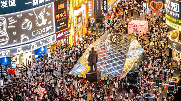 有不少城市占据过我们的头条:2020年是长沙和义乌;2021年是曹县和横店