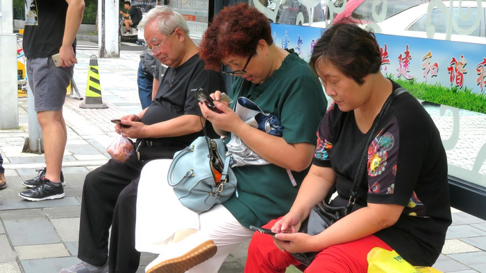 老年人手机成瘾问题何解|老年人|鸿沟|老人_新浪新闻