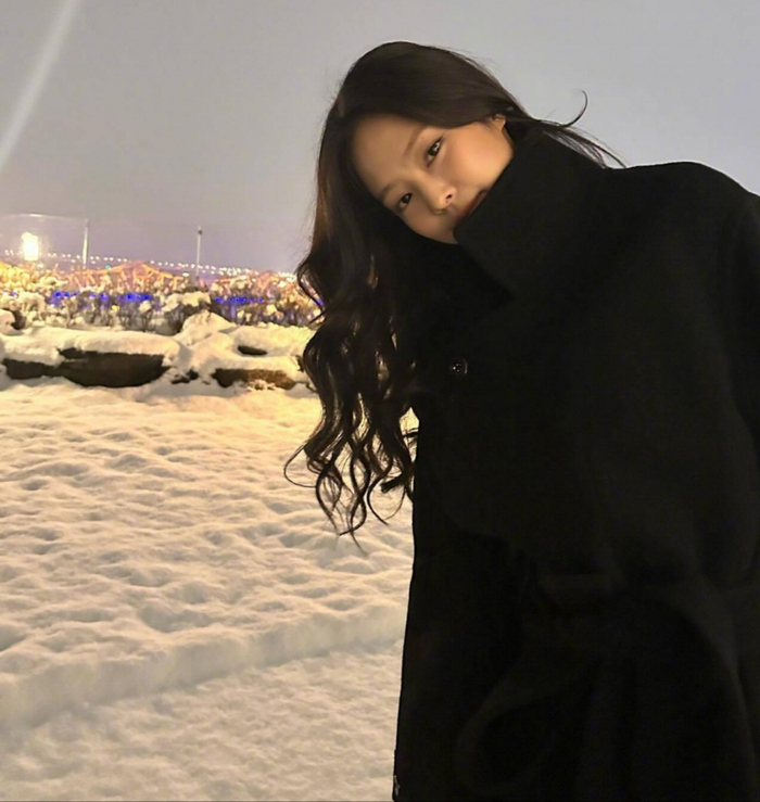 韩媒曝jennie6月将solo回归发行个人全新专辑