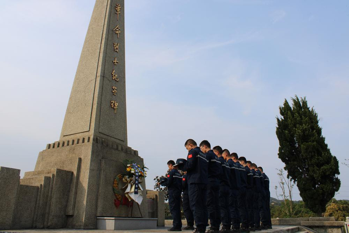 汕头海警局开展清明祭英烈活动|革命烈士纪念碑|海警|先烈_新浪新闻