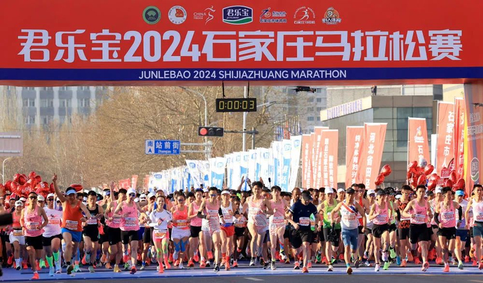 3月31日，参赛选手在比赛中出发。新华社发（梁子栋摄）