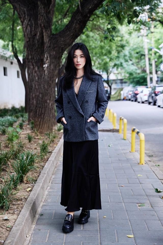 它对腿部微胖的女孩简直太友好了,朱珠的官方身高是166,这款裙子可以