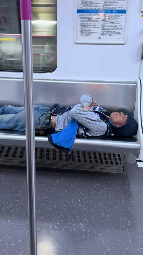 武汉地铁怎么不是躺着睡觉就是在吃热干面
