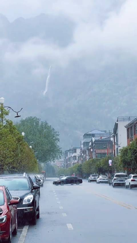 沉浸式在暴雨中看庐山瀑布