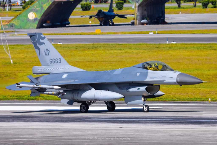 台湾f16v战机因地震"轻微受损"|花莲|台军|空军基地_新浪新闻