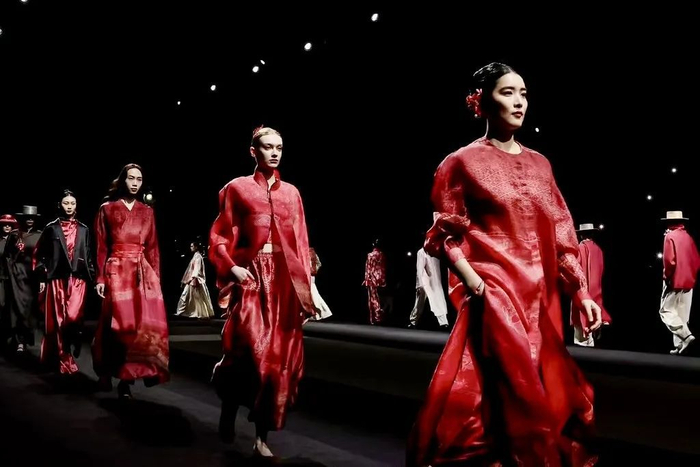 嘉定本土服装品牌三登上海时装周演绎宋代服饰之美