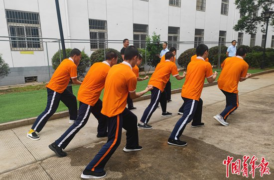     2023年5月，长沙市新城学校“严管区”学生参加训练。中青报·中青网记者 刘言/摄
