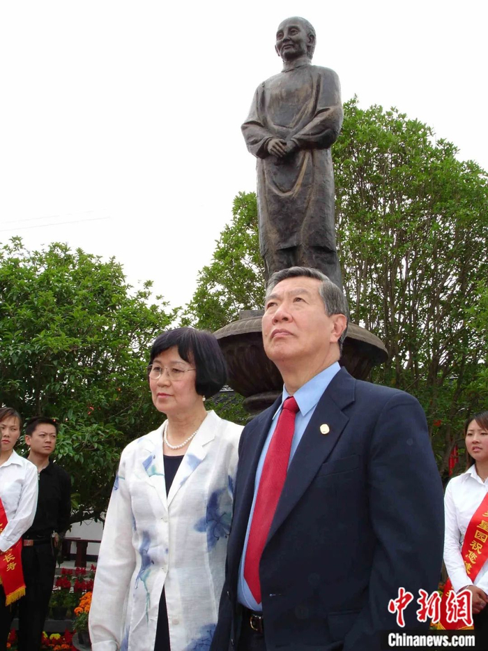 2005年，李昌钰回到故乡江苏省如皋市，为其已故的母亲、旅美百岁华裔李王岸佛女士塑像揭幕。吴树建 摄