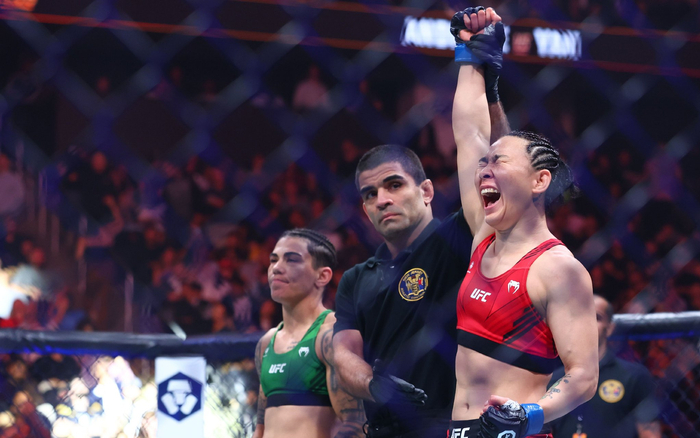 去年5月，闫晓楠（右）战胜前冠军安德拉德。  图/IC photo