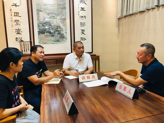     熊麒帮助社区居民调解涉台纠纷。受访者供图