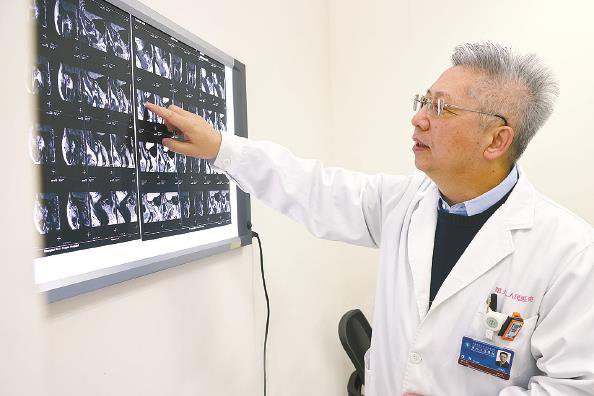             上海九院放射科主任陶晓峰根据影像诊断患者病情  奚荣佩  摄          