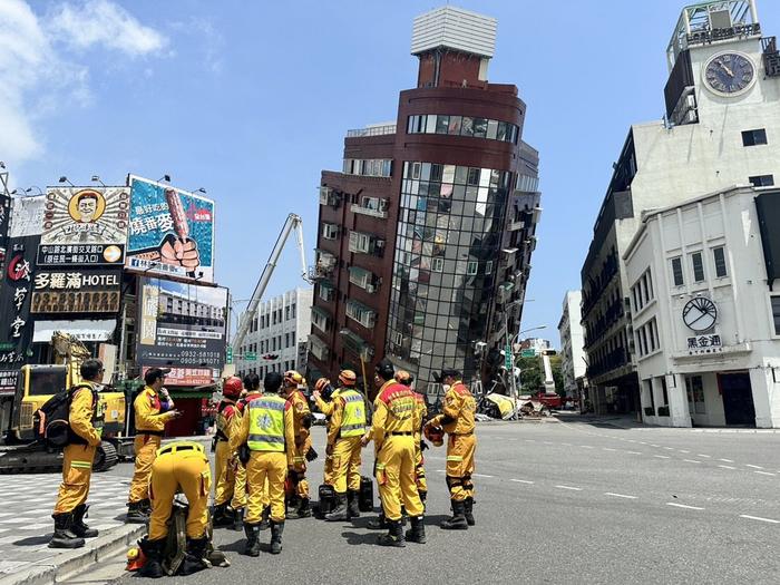 据台湾中时新闻网报道，根据台消防署统计，4月3日花莲7.3级地震目前已造成全台4死97伤。图片来源：新华社