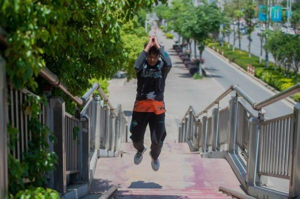 在天桥上跳台阶是矣进宏的日常训练大法之一。新华社记者 胡超 摄