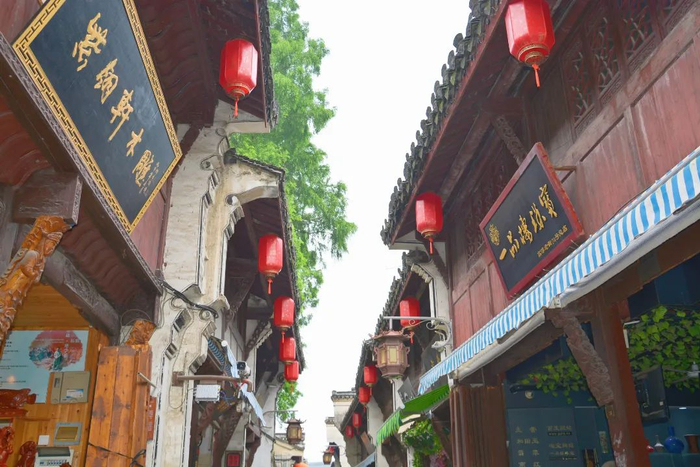 多元业态点亮"夜经济",老街文旅消费激发新活力|慢城_新浪新闻