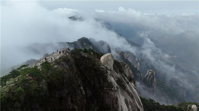 赴一场九华山如约而至的春雨