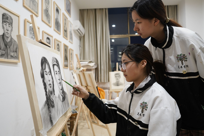 一起铭记历史,缅怀英烈我们走近这群"00后"美术生在