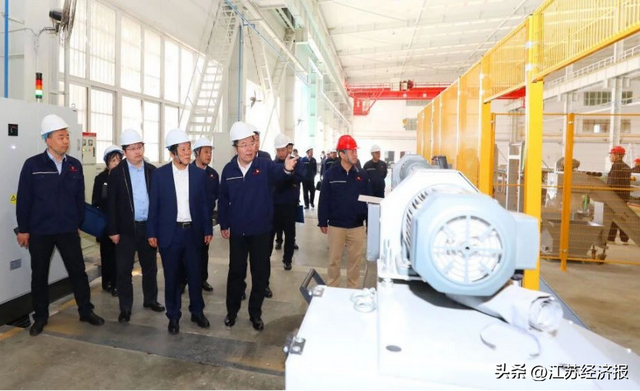 冯兴振实地考察了华东机械公司输送机智能化生产车间,托辊智能化生产