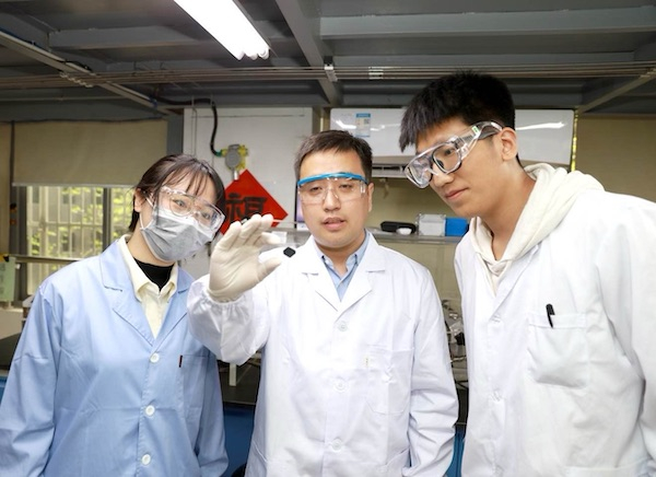 科技"魔法"让毫米级"碎钻"长成厘米级"完美钻石" 华理团队研发通用