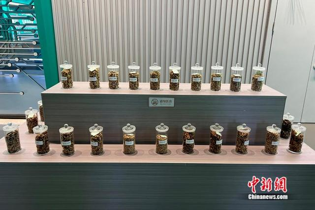凤庆核桃展示交易中心展示不同等级的核桃仁。中新网 张钰惠 摄