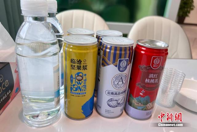 凤庆县的核桃乳饮料品牌。中新网 张钰惠 摄