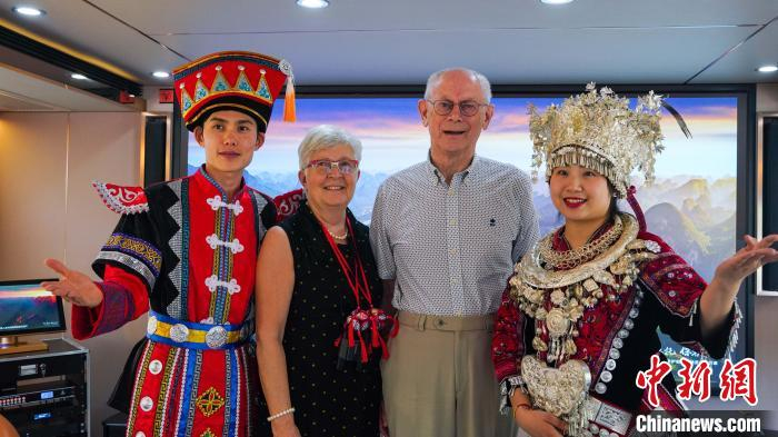 比利时前首相赫尔曼·范龙佩游览漓江 体验桂林山水美景|赫尔曼