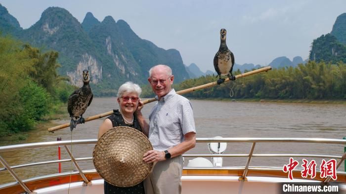 比利时前首相赫尔曼·范龙佩游览漓江 体验桂林山水美景|赫尔曼