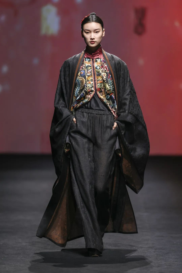 嘉定本土服装品牌三登上海时装周演绎宋代服饰之美