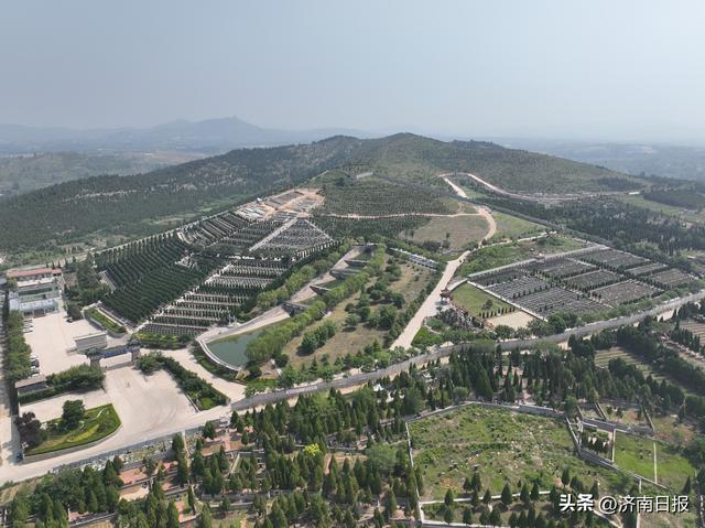 济南市第二殡仪馆蟠龙山公墓采取贯通古今,兼容并蓄,多元化,集锦式的
