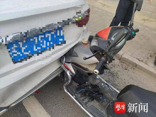 电动车跟车太近速度太快,追尾后车头撞进车肚下|电动车|追尾|机动车