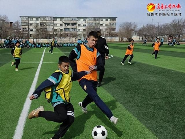 　　4月2日下午，乌鲁木齐市第82小学足球比赛现场。记者刘薇摄