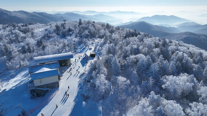 69这是2023年12月23日无人机拍摄的吉林市冰雪试验区北大湖滑雪度假