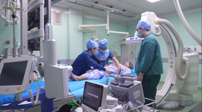医护人员为患者进行术前检查。图源：应急总医院