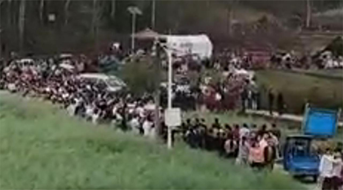 四川11岁女孩被38岁男子杀害引发民众公愤指认现场人山人海