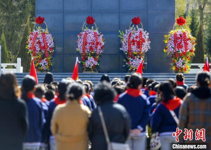 新疆烈士陵园图片