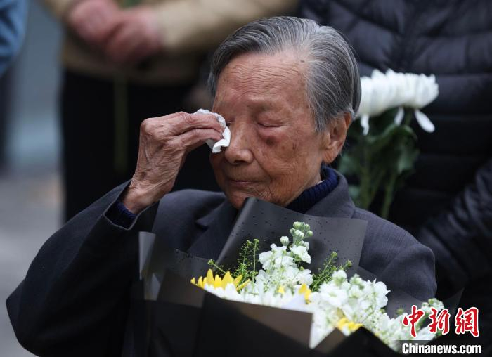 播种"和平之花",中日友人祭南京大屠杀死难者|南京大屠杀|日本|南京市