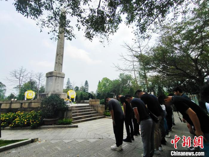 台胞们在昆仑关战役阵亡将士纪念塔和阵亡将士公墓前举行祭奠仪式