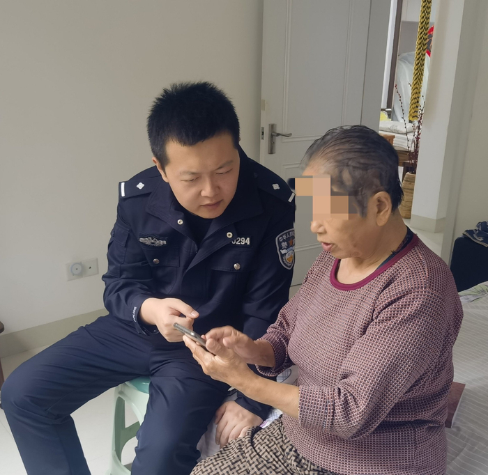 保亭公安局民警李伟华（左）上门对面临诈骗的赵吉琼进行劝阻，成功拦截其22万元“投资款”。 保亭县公安局 供图