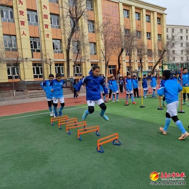 　　4月1日上午，市第5小学的学生正在进行足球训练。记者刘薇摄