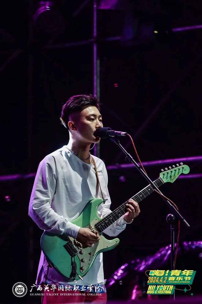 宝藏歌手te27带来《月光下的两个影子》《丁达尔》等节目表演,激情