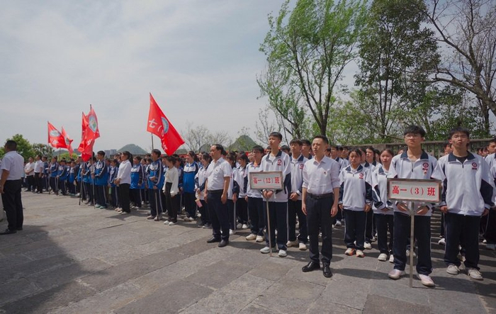 普定县:学子缅怀革命先烈 延续红色血脉|普定县|先烈|烈士_新浪新闻