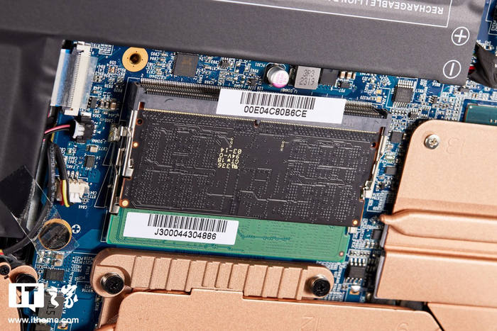 下半部分左侧配有支持 wi-fi 6e 的 intel ax211 无线网卡和两个 m.