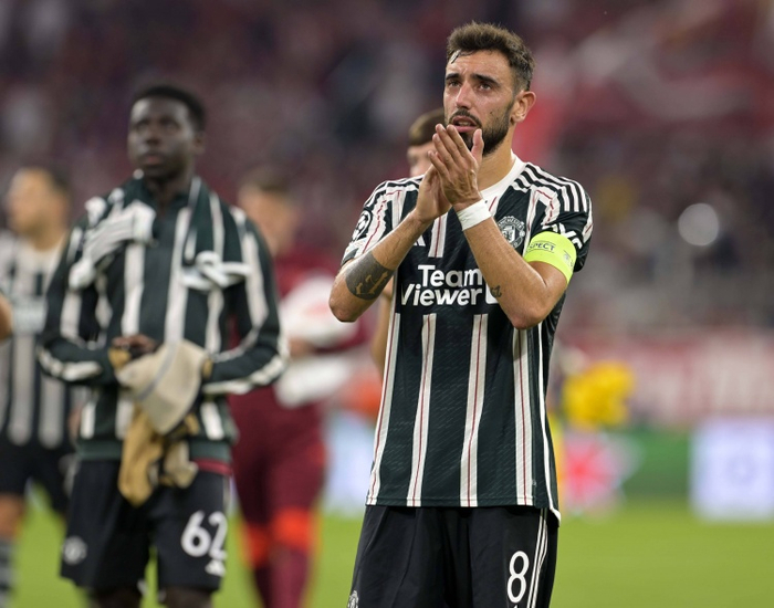 邮报:b费在战平小蜜蜂后带队给球迷送球衣,感谢球