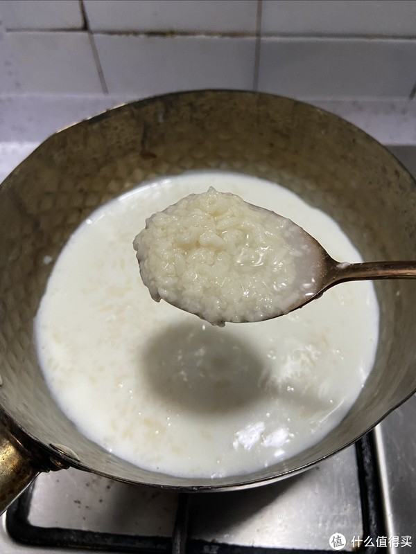 绕着圈倒入打散的鸡蛋(1个),马上关火,让牛奶的余温将鸡蛋液凝固