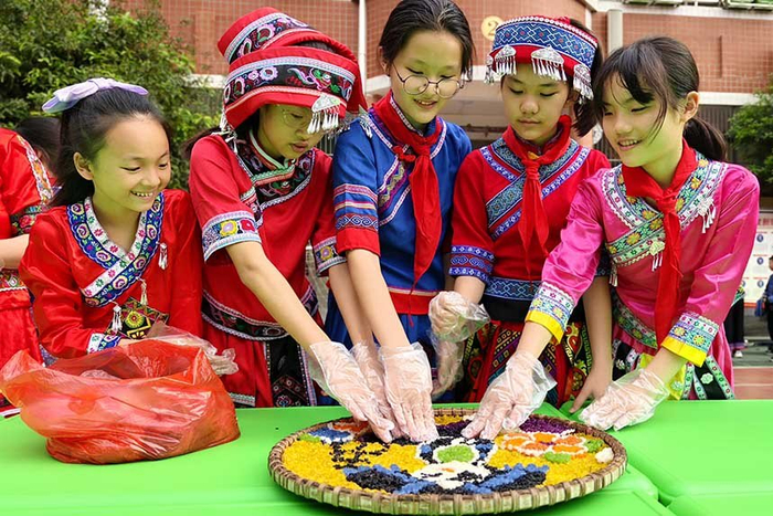 学生们在老师的指导下,排练舞龙狮,学做糯米饭,快乐学扎染,使孩子们在